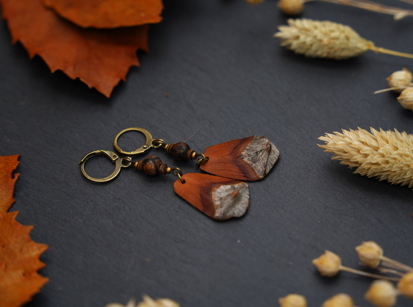 Boho-Ohrringe aus Kiefernzapfen-Schuppen mit Dzi Perle und Muscheldisks