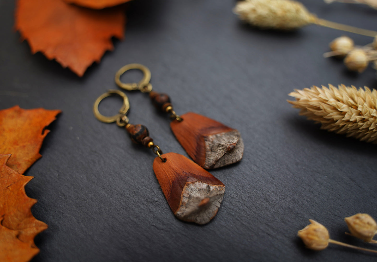Boho-Ohrringe aus Kiefernzapfen-Schuppen mit Dzi Perle und Muscheldisks