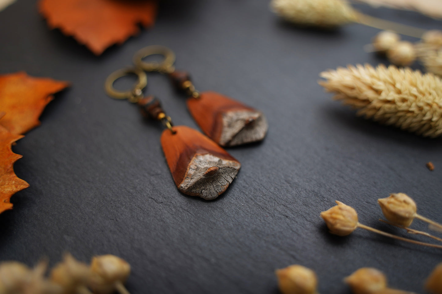 Boho-Ohrringe aus Kiefernzapfen-Schuppen mit Dzi Perle und Muscheldisks