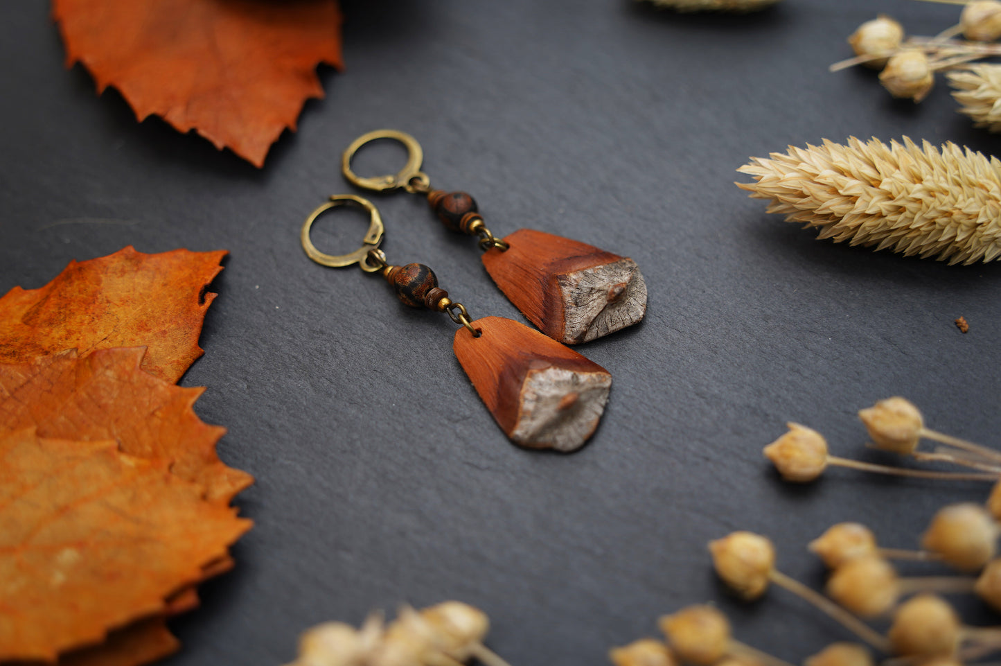 Boho-Ohrringe aus Kiefernzapfen-Schuppen mit Dzi Perle und Muscheldisks