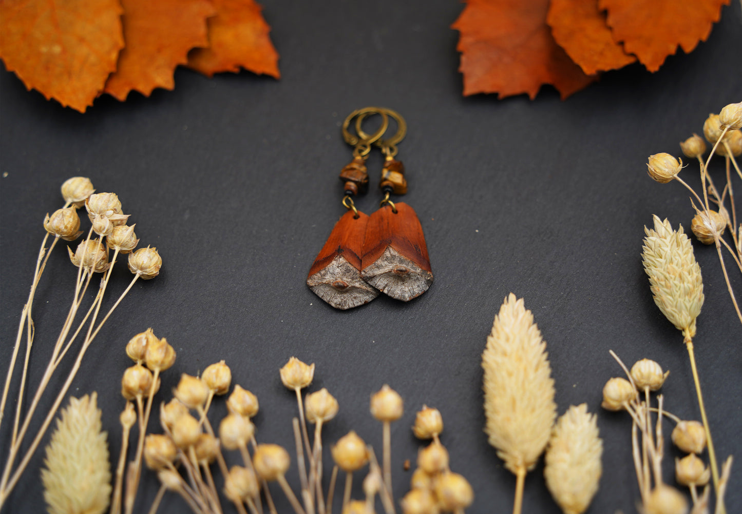 Boho-Ohrringe aus Kiefernzapfen mit Tigerauge & Muschelperle