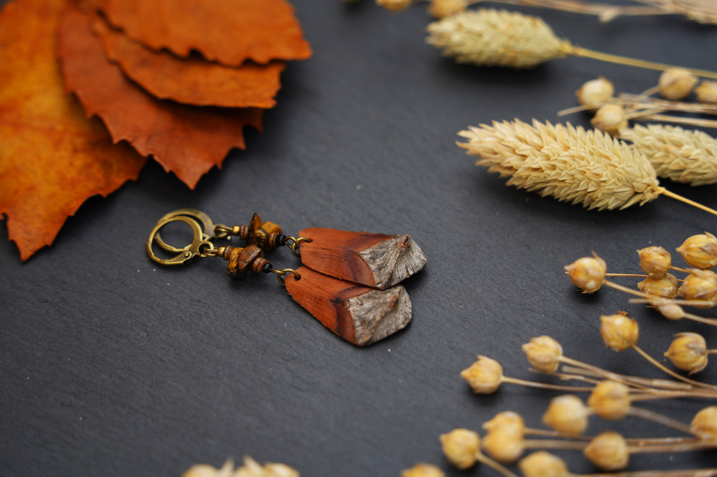 Boho-Ohrringe aus Kiefernzapfen mit Tigerauge & Muschelperle
