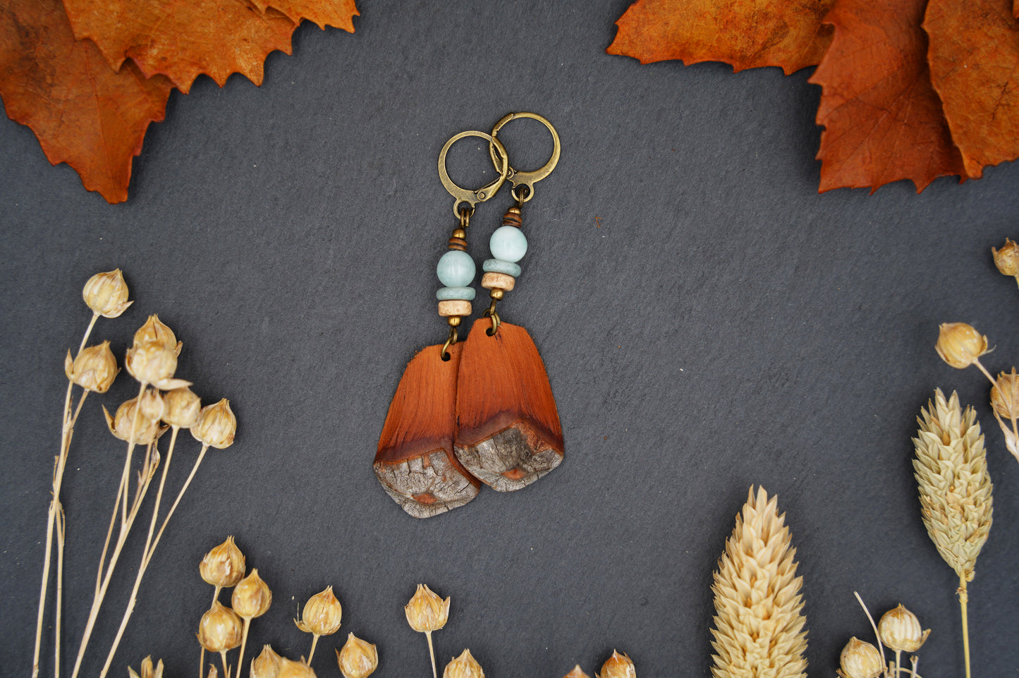 Handgemachte Kiefernzapfen-Ohrringe mit Aquamarin & Keramikscheiben | Boho Natur-Schmuck | Nachhaltig & Authentisch