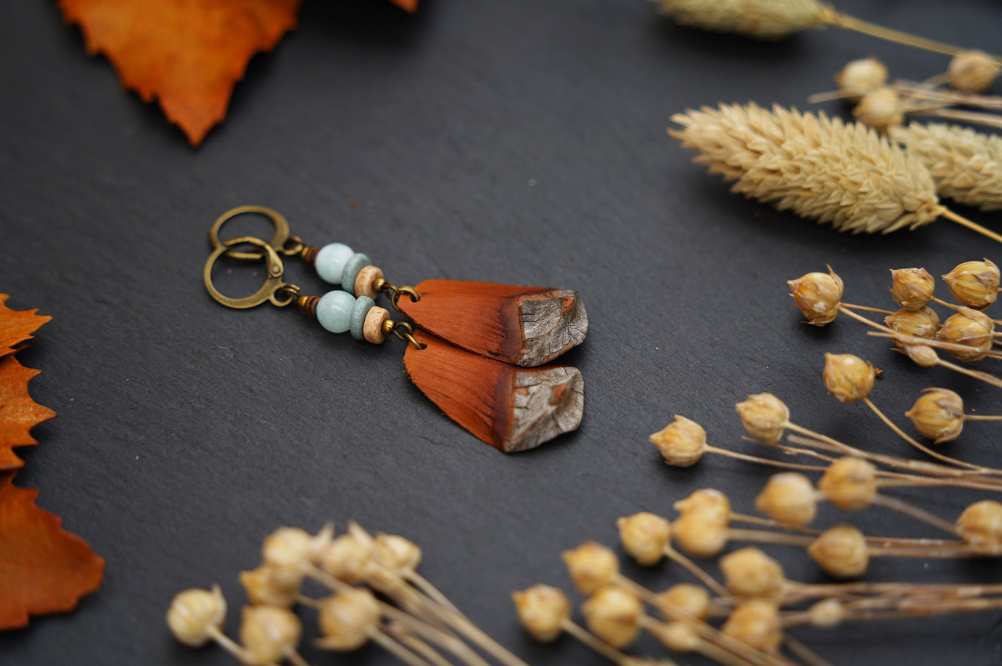 Handgemachte Kiefernzapfen-Ohrringe mit Aquamarin & Keramikscheiben | Boho Natur-Schmuck | Nachhaltig & Authentisch