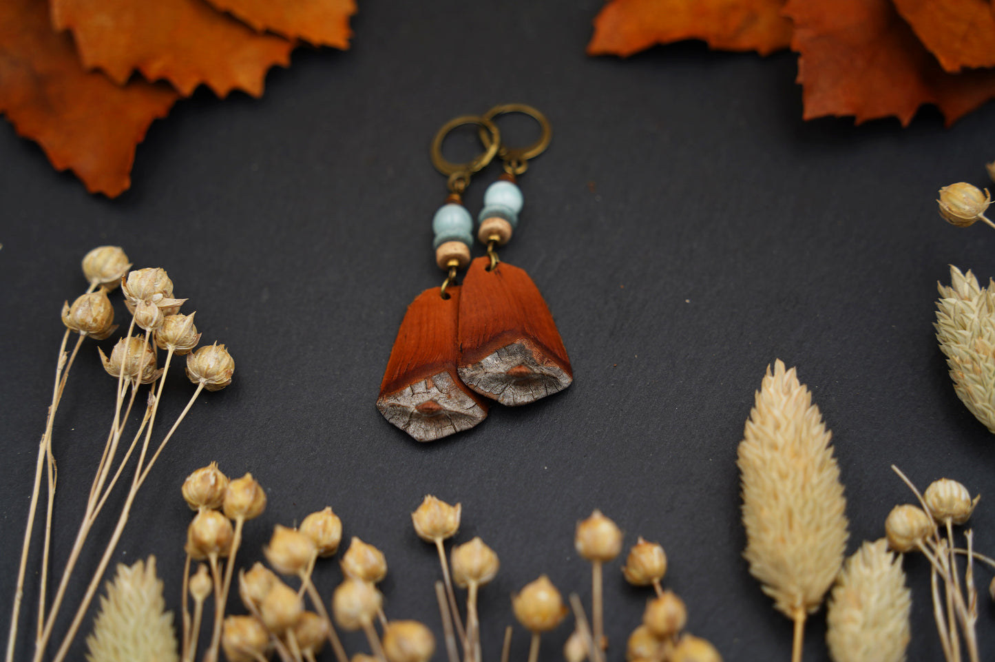 Handgemachte Kiefernzapfen-Ohrringe mit Aquamarin & Keramikscheiben | Boho Natur-Schmuck | Nachhaltig & Authentisch