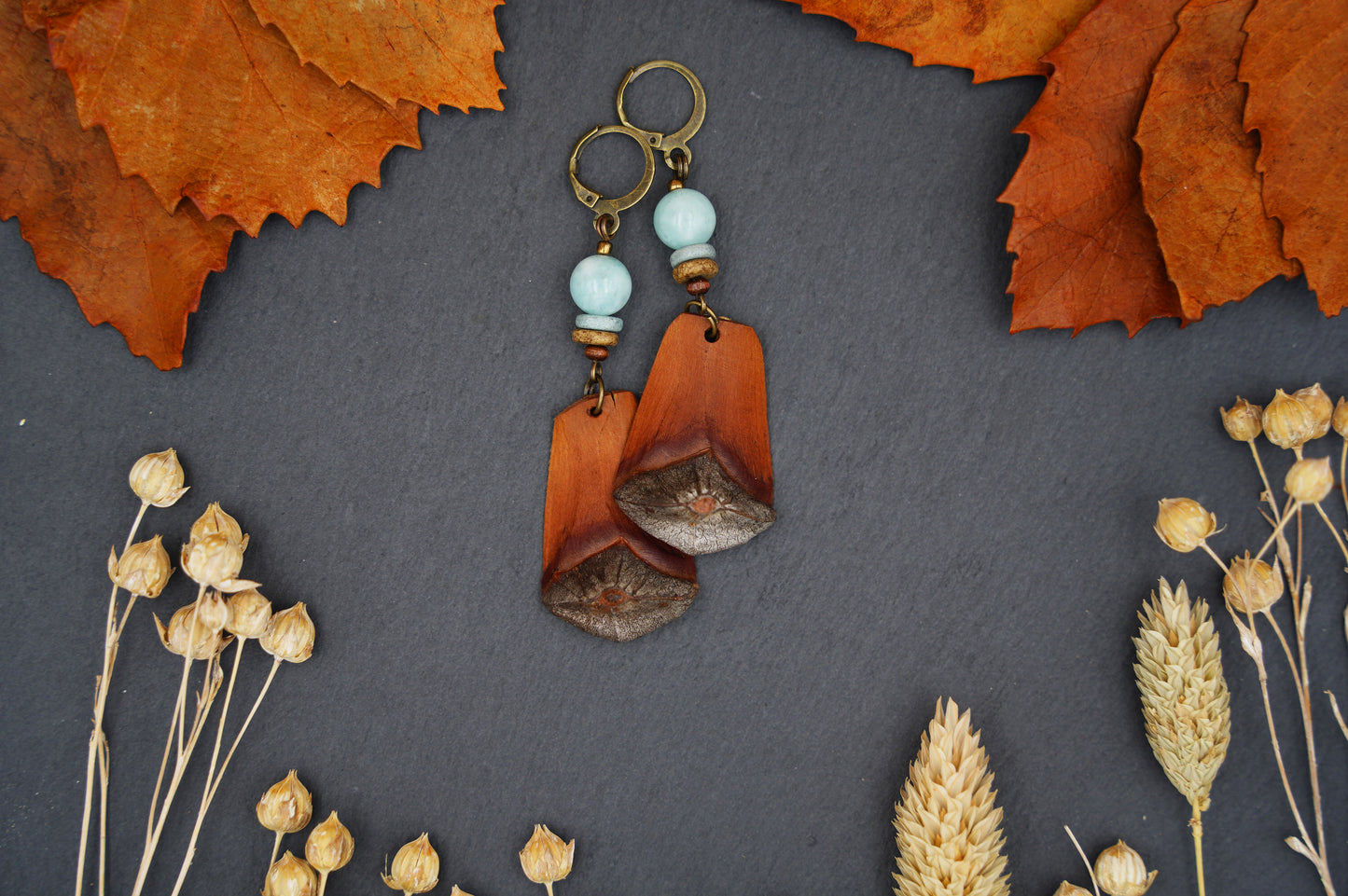 Handgemachte Kiefernzapfen-Ohrringe mit Aquamarin & Keramikscheiben | Boho Natur-Schmuck | Nachhaltig & Authentisch