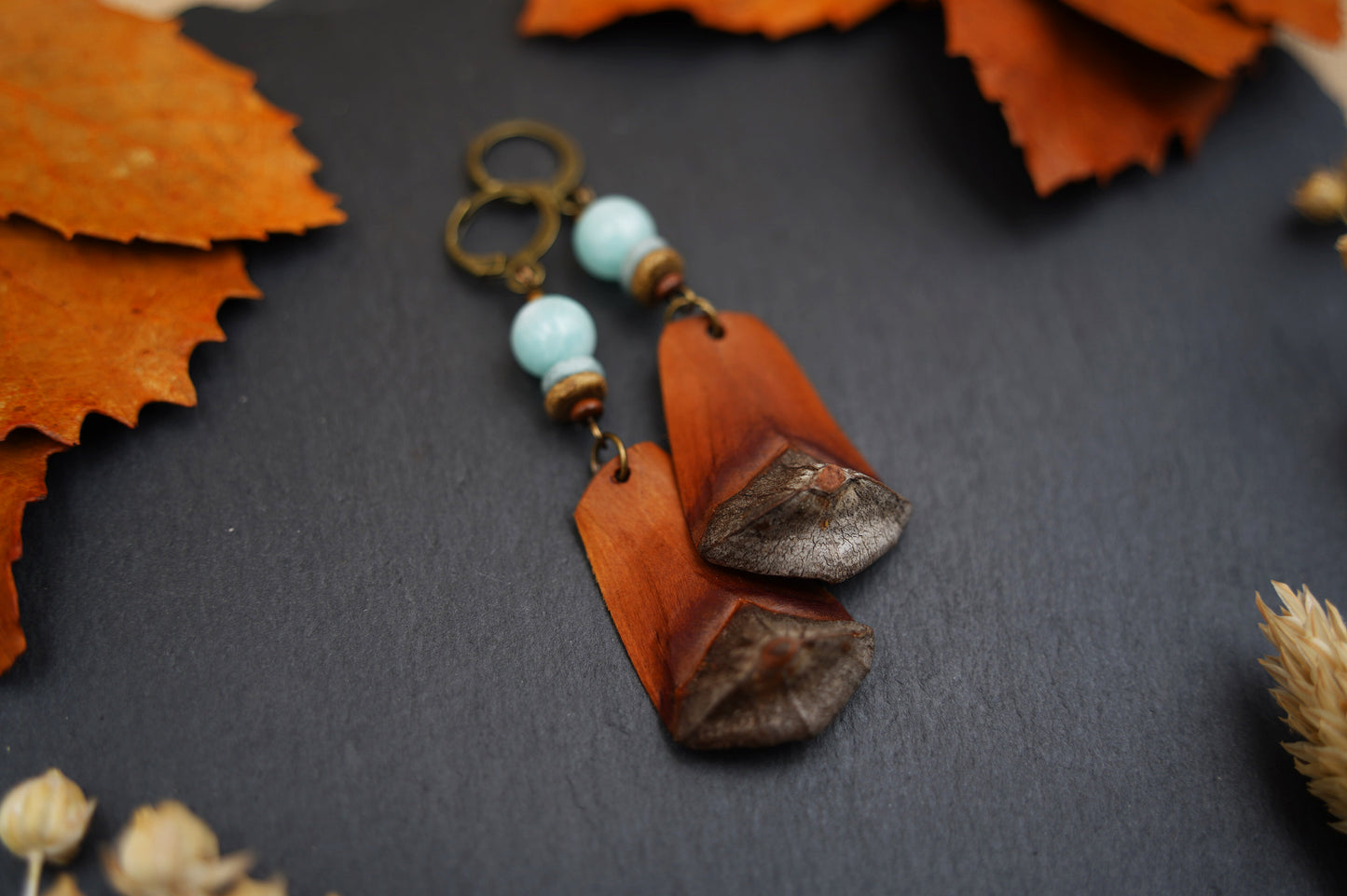 Handgemachte Kiefernzapfen-Ohrringe mit Aquamarin & Keramikscheiben | Boho Natur-Schmuck | Nachhaltig & Authentisch