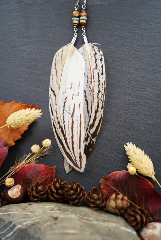 Federohrringe Silberfasan – Boho Schmuck, handgemacht, 15–17 cm, ultraleicht