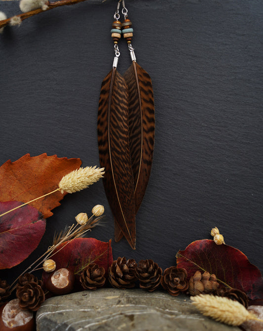 Federohrringe Goldfasan – Boho Schmuck, handgemacht, 13–15 cm, ultraleicht