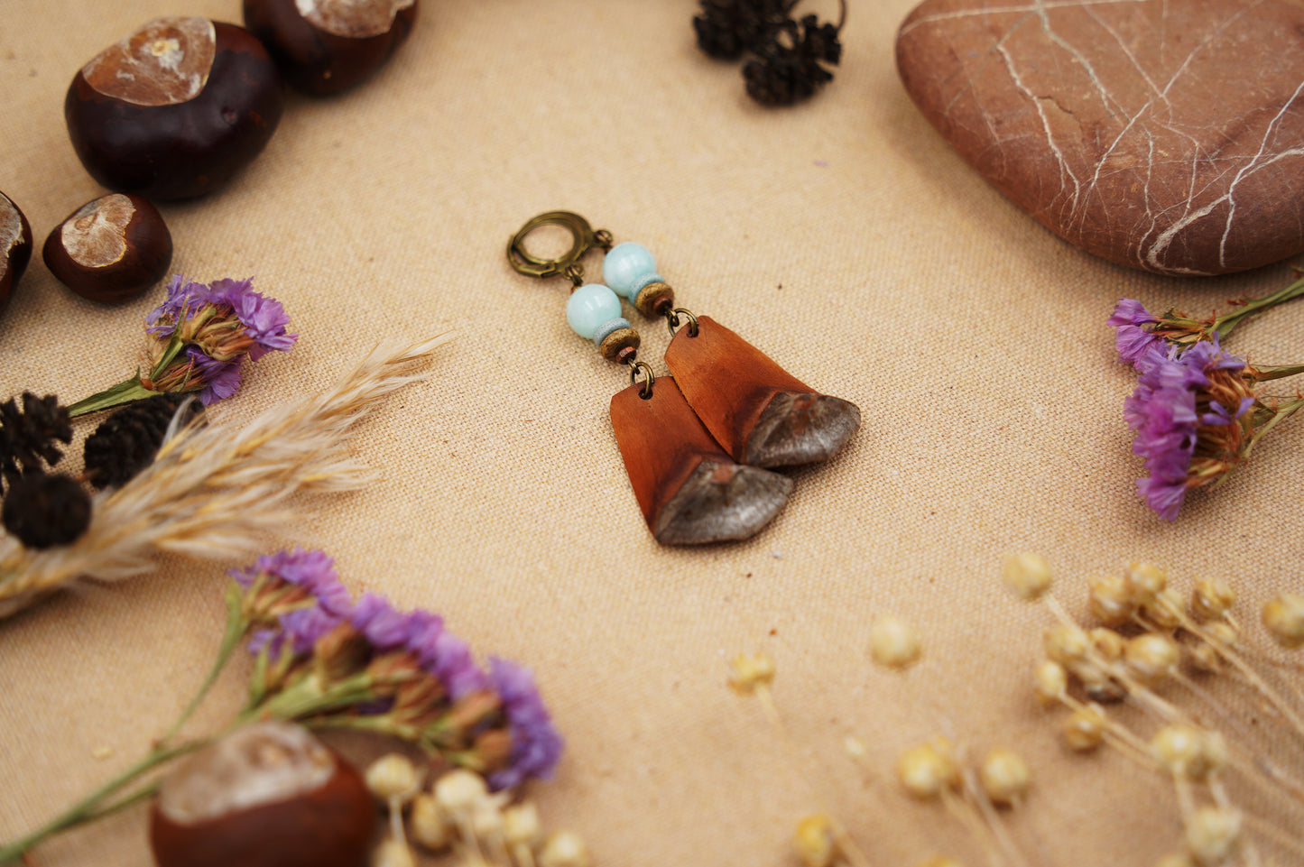 Handgemachte Kiefernzapfen-Ohrringe mit Aquamarin & Keramikscheiben | Boho Natur-Schmuck | Nachhaltig & Authentisch