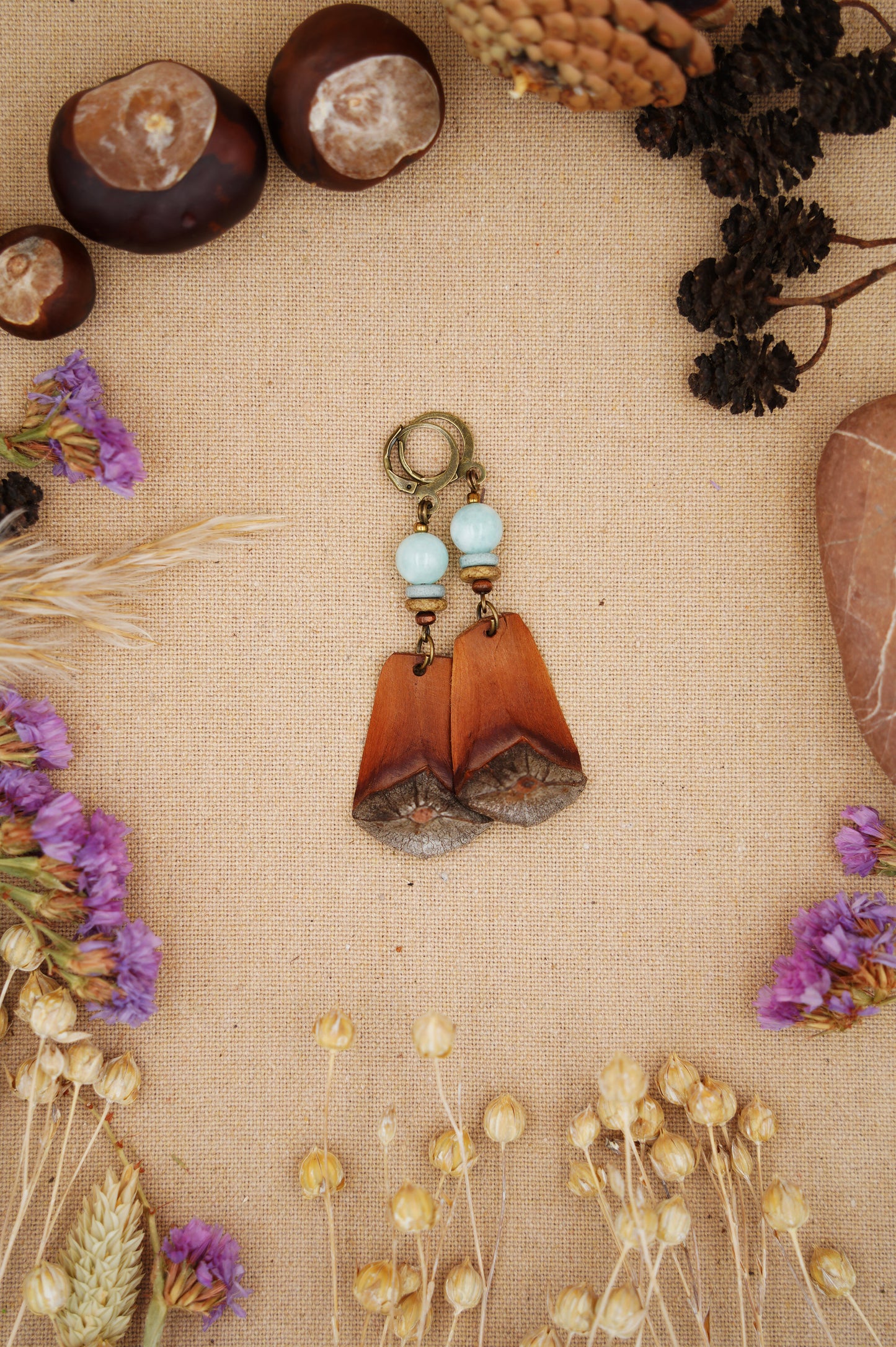 Handgemachte Kiefernzapfen-Ohrringe mit Aquamarin & Keramikscheiben | Boho Natur-Schmuck | Nachhaltig & Authentisch
