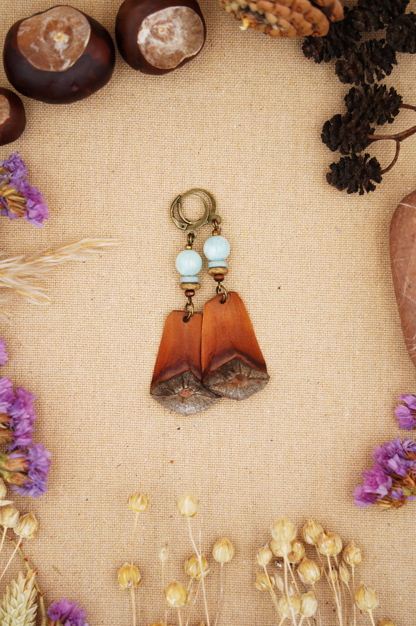 Handgemachte Kiefernzapfen-Ohrringe mit Aquamarin & Keramikscheiben | Boho Natur-Schmuck | Nachhaltig & Authentisch