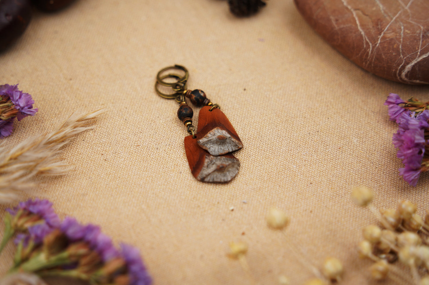 Boho-Ohrringe aus Kiefernzapfen-Schuppen mit Dzi Perle und Muscheldisks