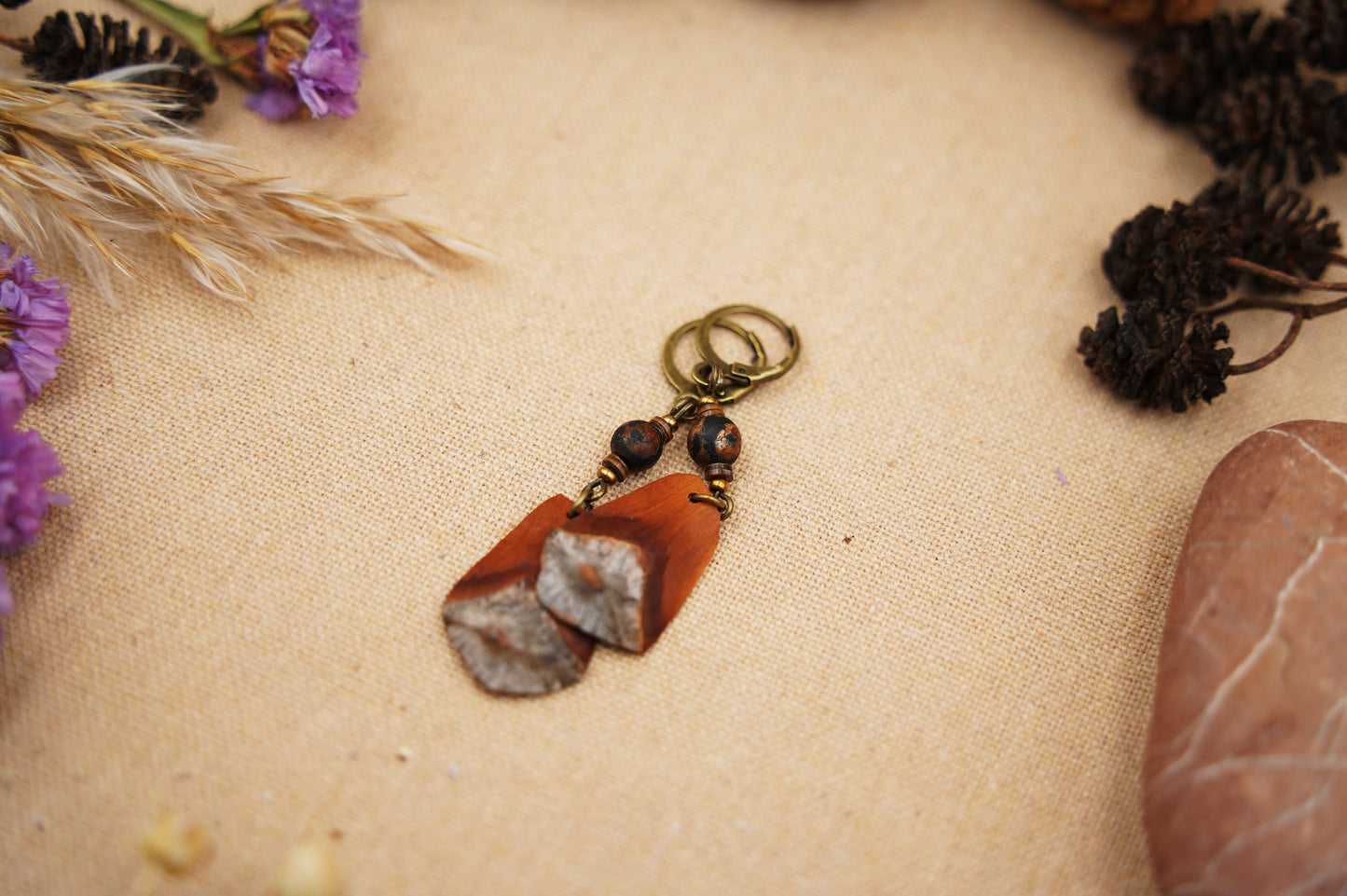 Boho-Ohrringe aus Kiefernzapfen-Schuppen mit Dzi Perle und Muscheldisks