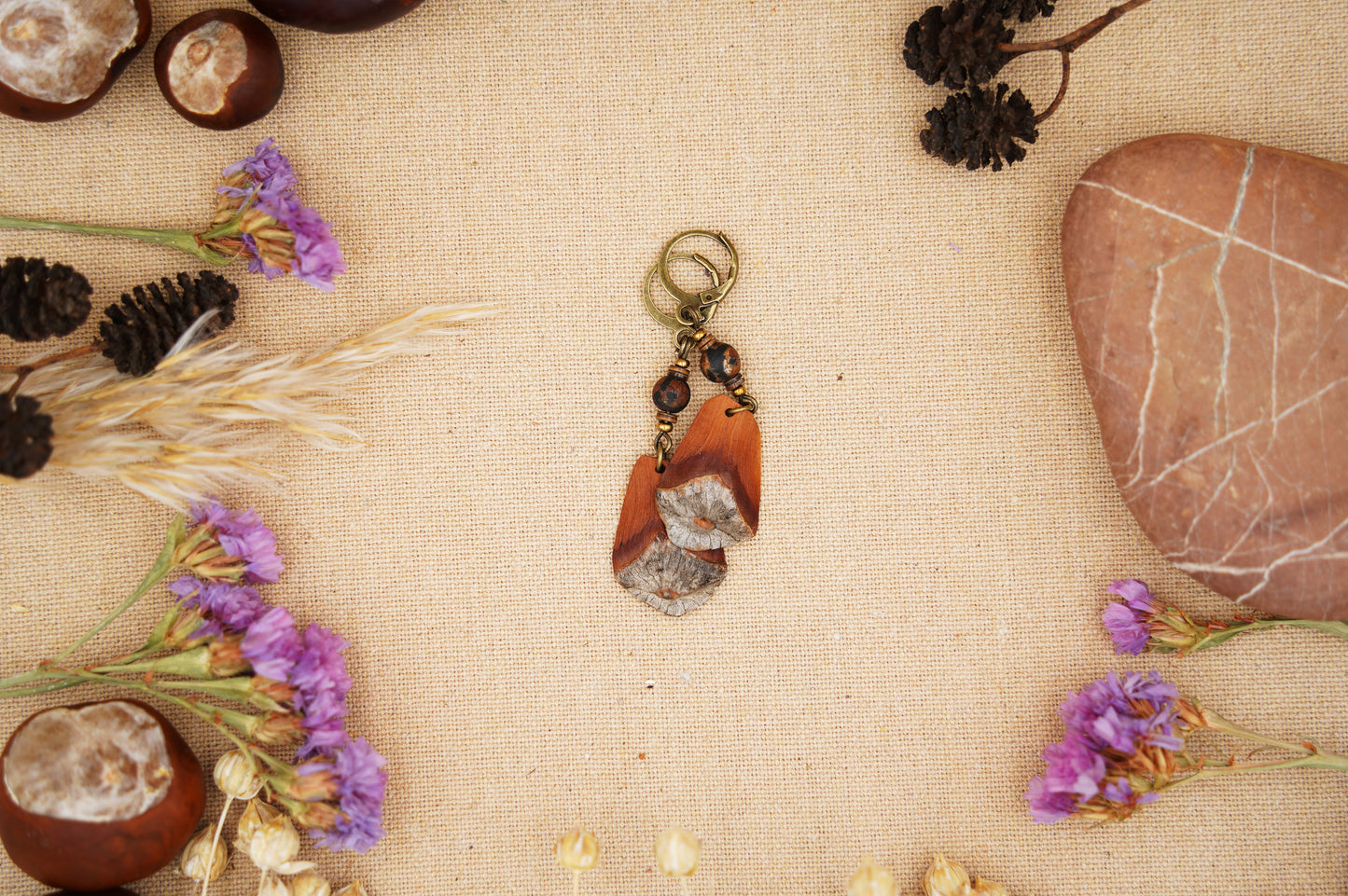 Boho-Ohrringe aus Kiefernzapfen-Schuppen mit Dzi Perle und Muscheldisks