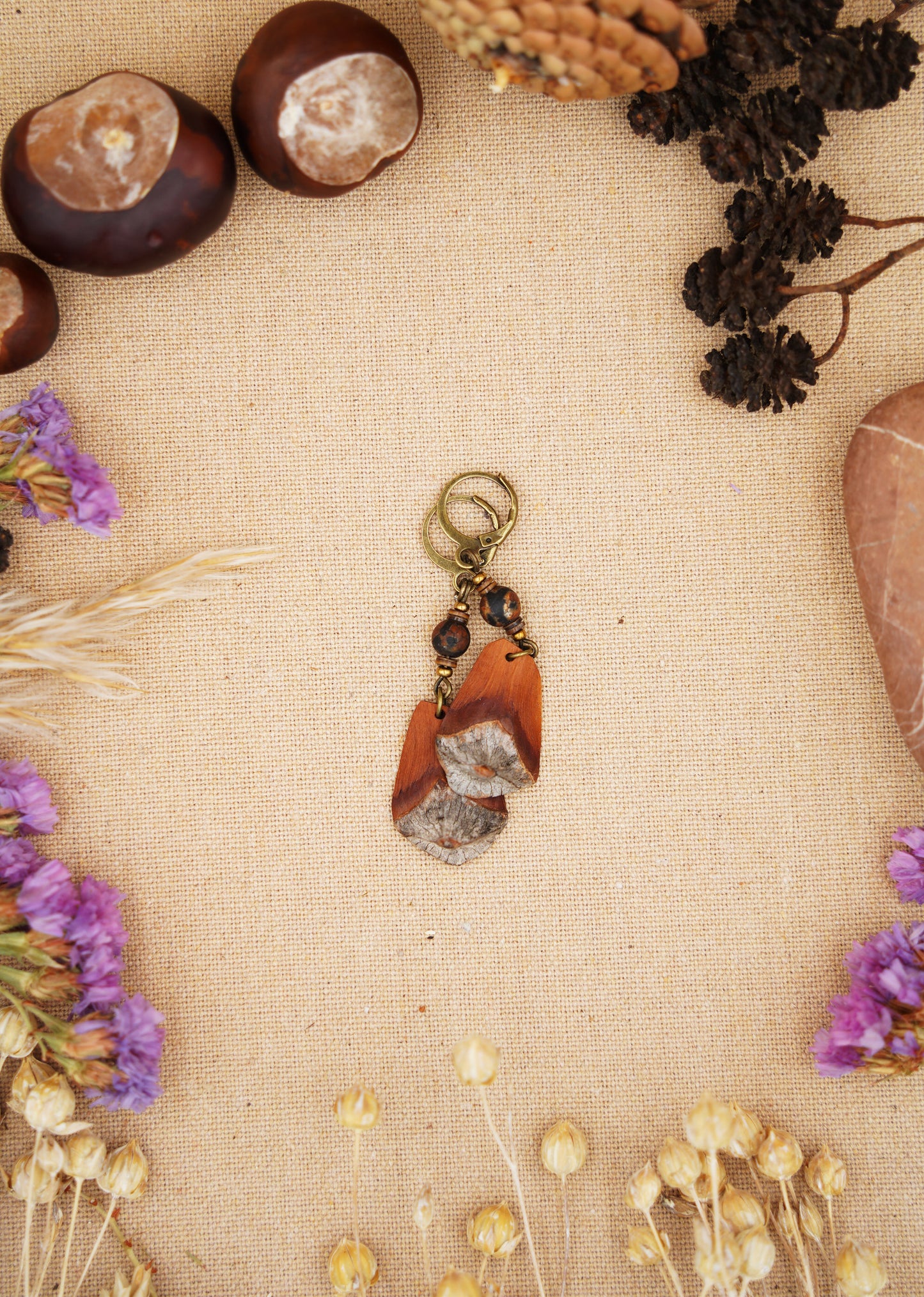 Boho-Ohrringe aus Kiefernzapfen-Schuppen mit Dzi Perle und Muscheldisks