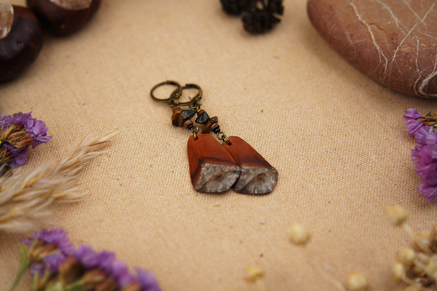 Boho-Ohrringe aus Kiefernzapfen mit Tigerauge & Muschelperle