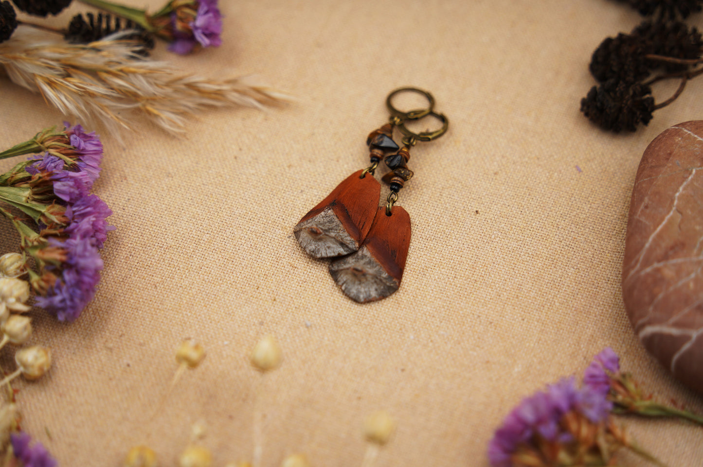 Boho-Ohrringe aus Kiefernzapfen mit Tigerauge & Muschelperle