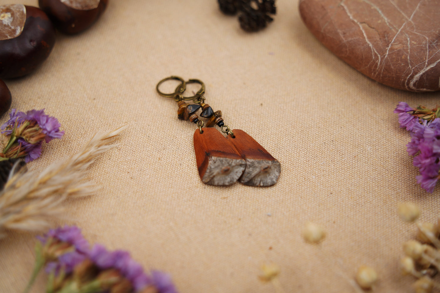 Boho-Ohrringe aus Kiefernzapfen mit Tigerauge & Muschelperle