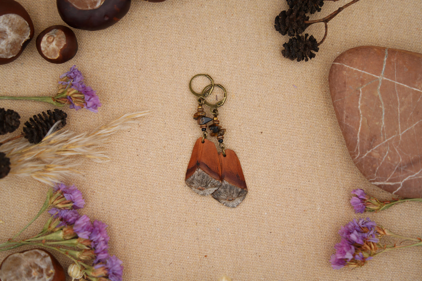 Boho-Ohrringe aus Kiefernzapfen mit Tigerauge & Muschelperle