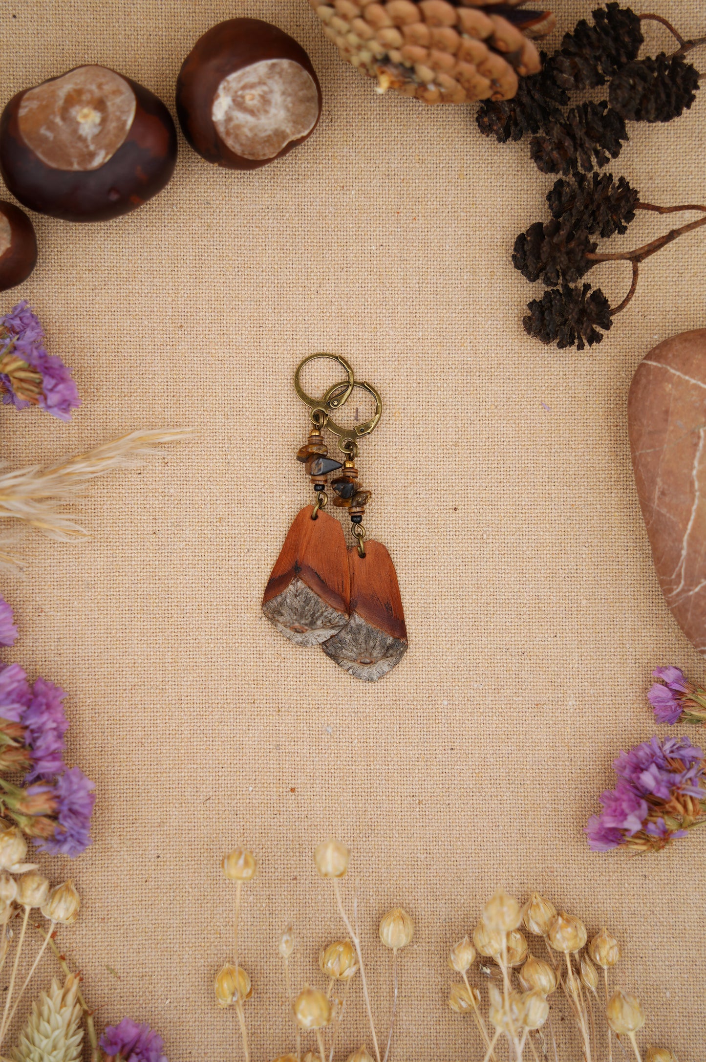 Boho-Ohrringe aus Kiefernzapfen mit Tigerauge & Muschelperle