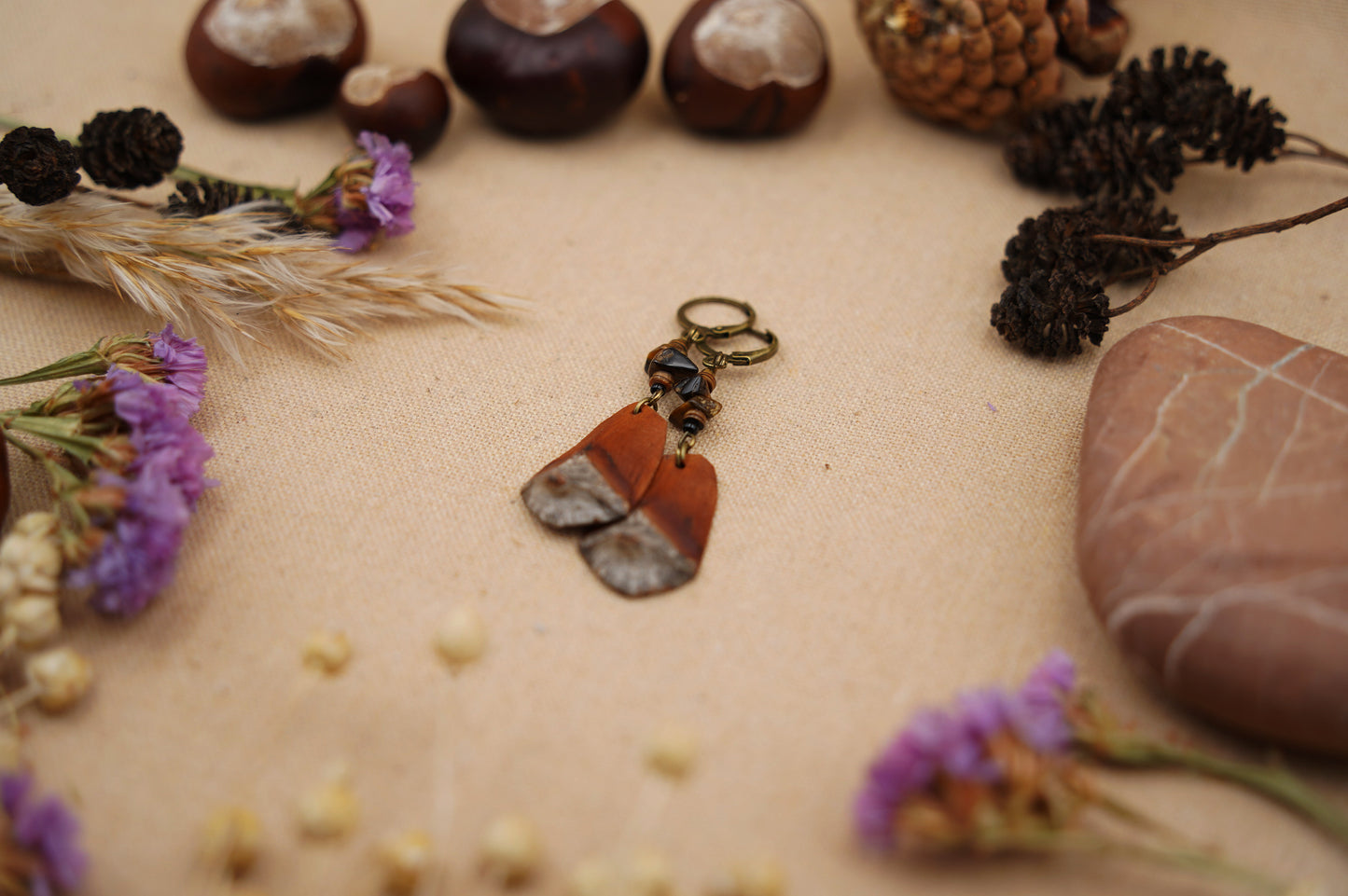 Boho-Ohrringe aus Kiefernzapfen mit Tigerauge & Muschelperle