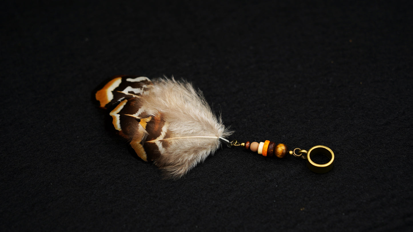 Feder Dread Anhänger Natur – Fasanenfeder mit Holzperlen | Boho Dreadschmuck