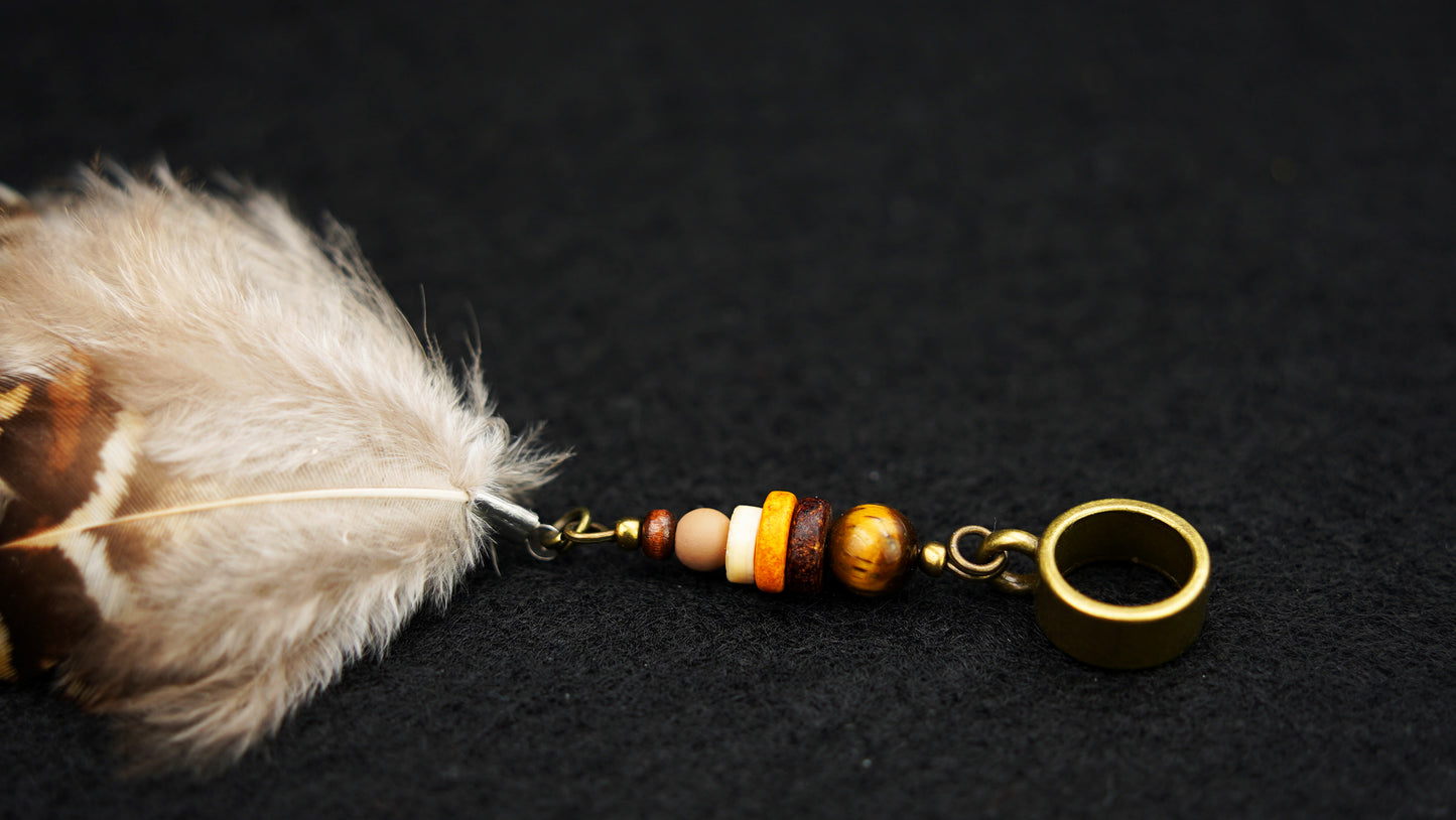 Feder Dread Anhänger Natur – Fasanenfeder mit Holzperlen | Boho Dreadschmuck
