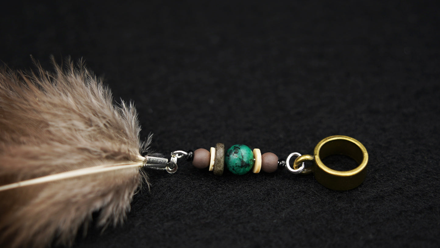 Feder Dread Anhänger Grün – Pfauenfasan & Türkisperle | Boho Natur Dreadschmuck