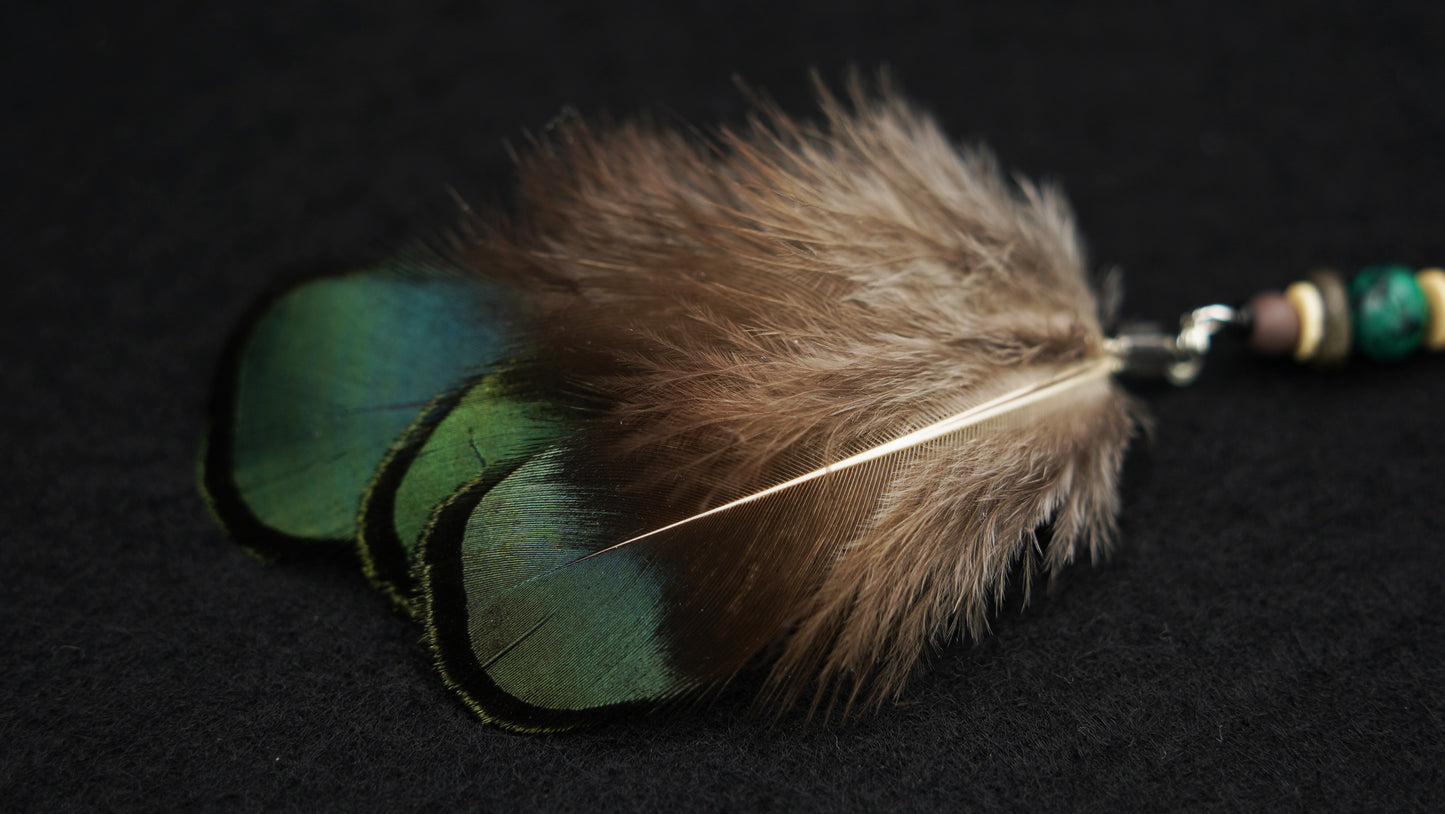 Feder Dread Anhänger Grün – Pfauenfasan & Türkisperle | Boho Natur Dreadschmuck