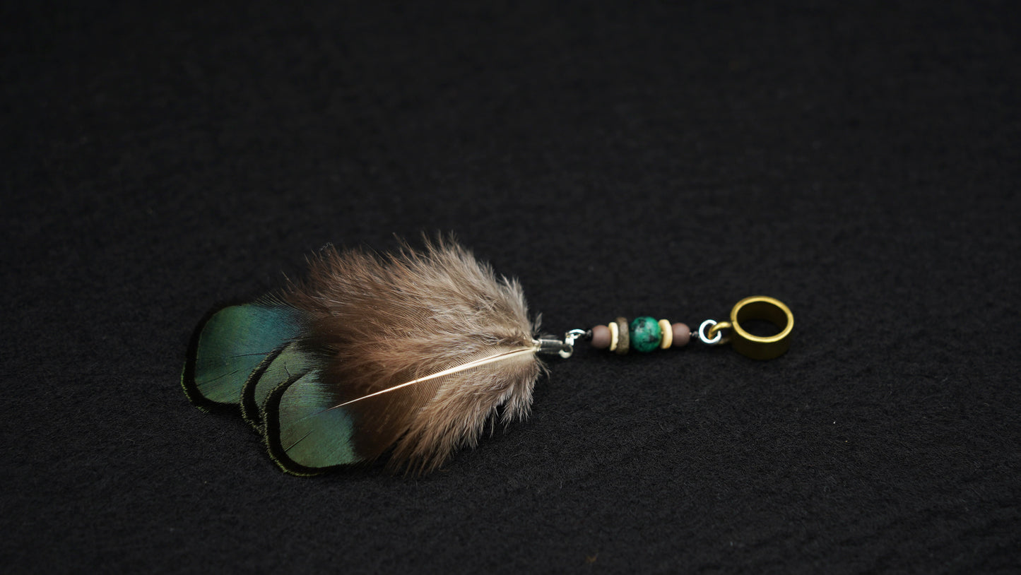 Feder Dread Anhänger Grün – Pfauenfasan & Türkisperle | Boho Natur Dreadschmuck