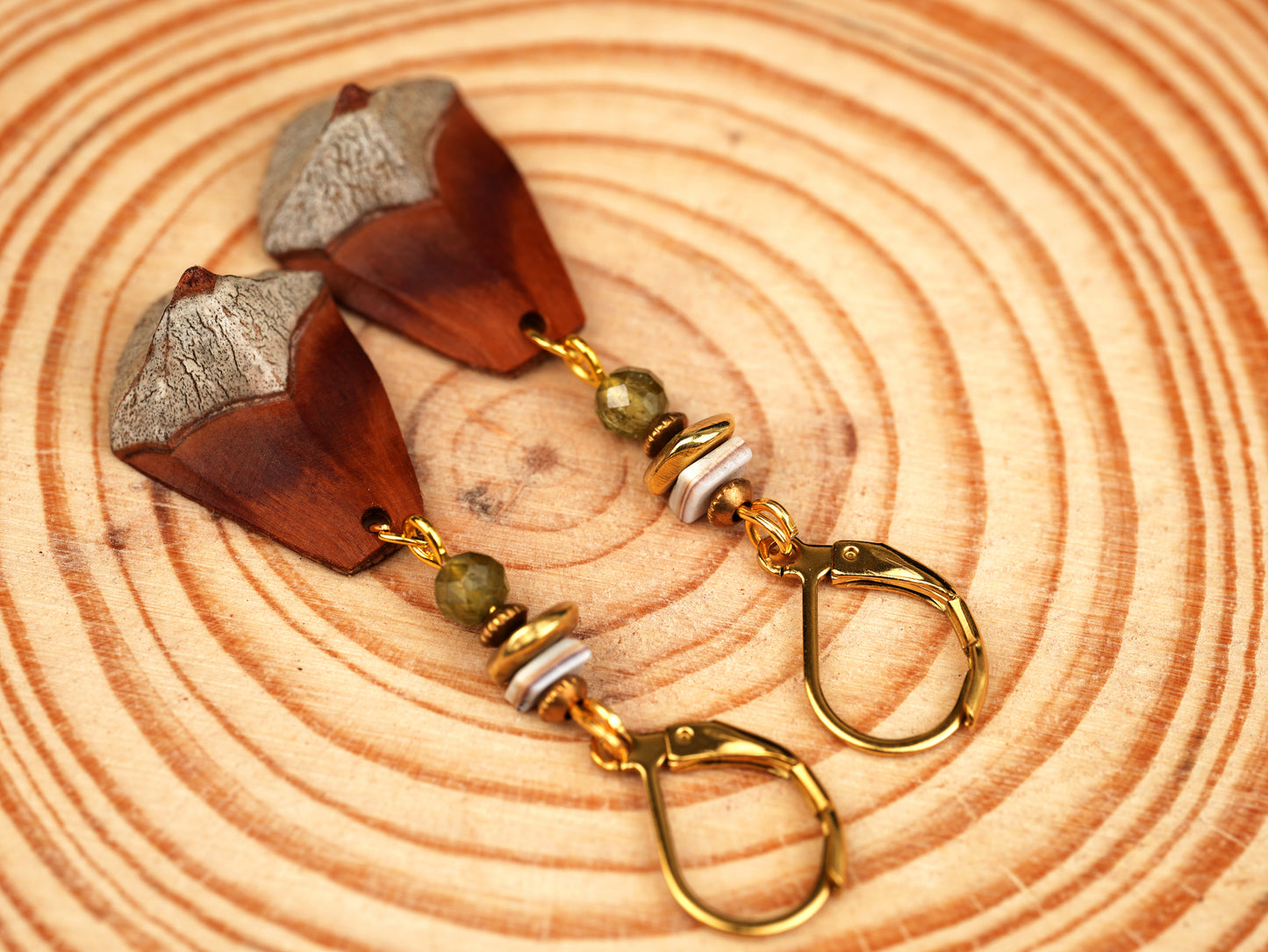 Handgefertigte Kiefernzapfen-Schuppen Ohrringe mit grünem Granat & Muschel – Naturunikat