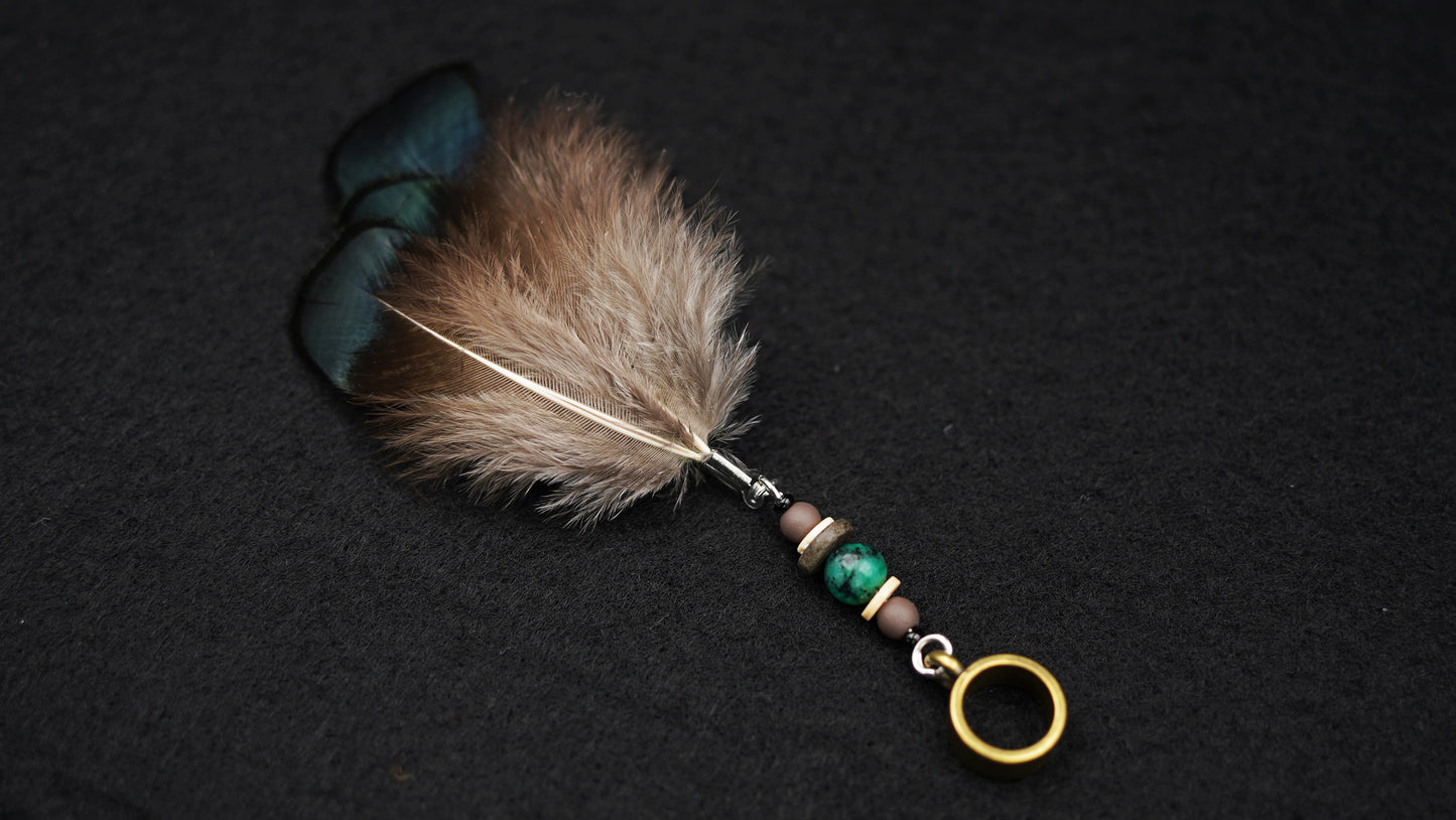 Feder Dread Anhänger Grün – Pfauenfasan & Türkisperle | Boho Natur Dreadschmuck