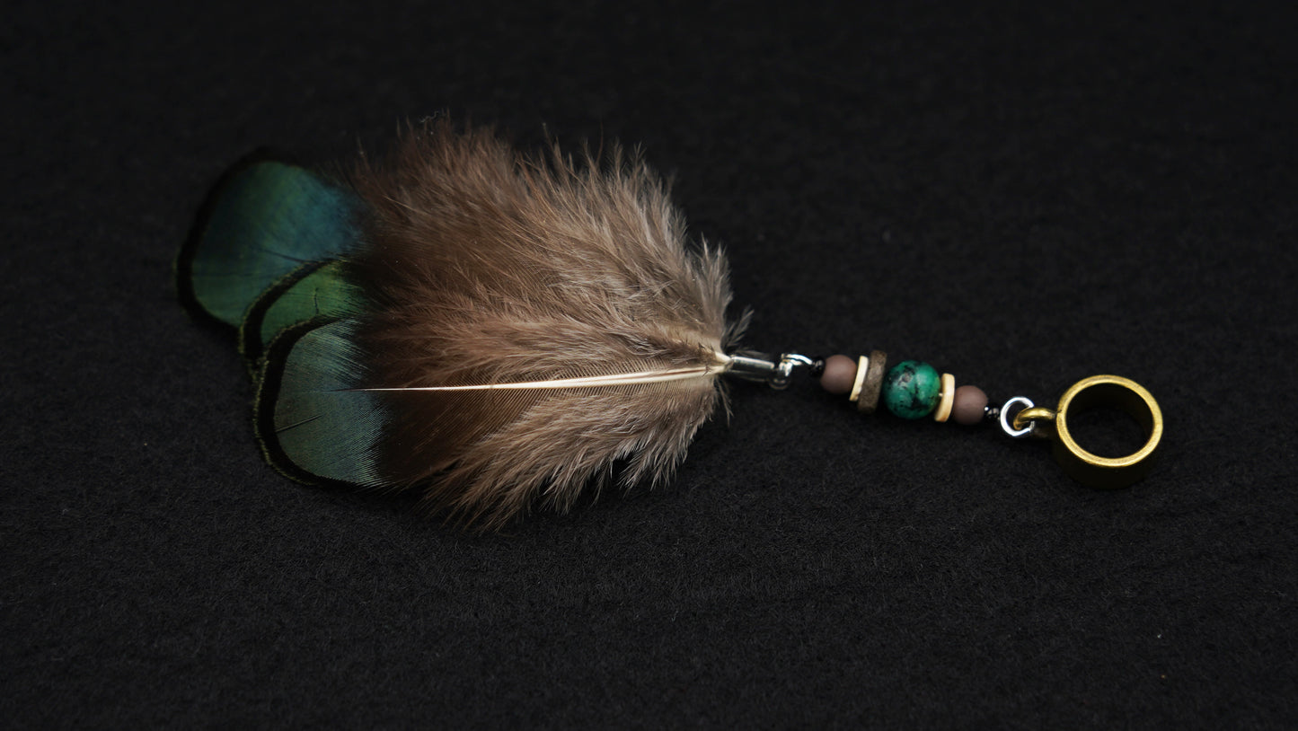 Feder Dread Anhänger Grün – Pfauenfasan & Türkisperle | Boho Natur Dreadschmuck