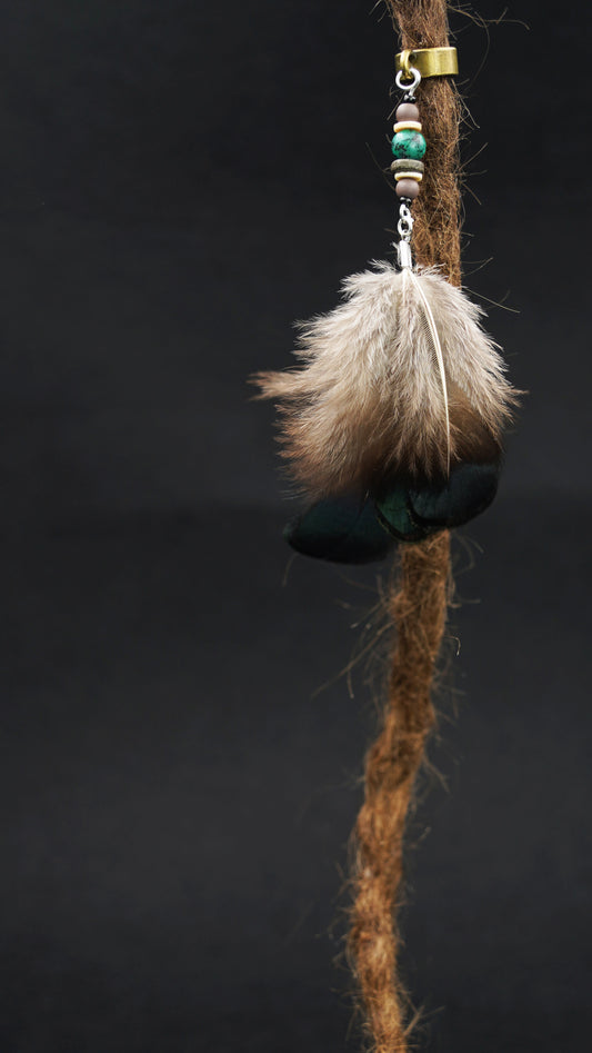 Feder Dread Anhänger Grün – Pfauenfasan & Türkisperle | Boho Natur Dreadschmuck