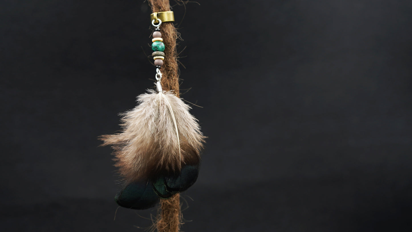 Feder Dread Anhänger Grün – Pfauenfasan & Türkisperle | Boho Natur Dreadschmuck