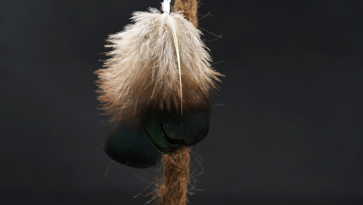 Feder Dread Anhänger Grün – Pfauenfasan & Türkisperle | Boho Natur Dreadschmuck