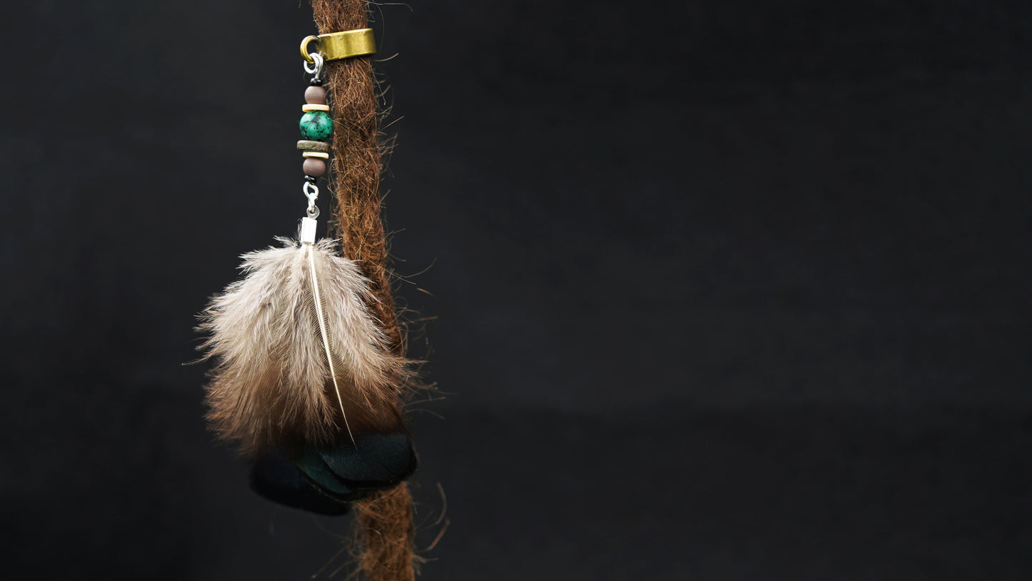 Feder Dread Anhänger Grün – Pfauenfasan & Türkisperle | Boho Natur Dreadschmuck