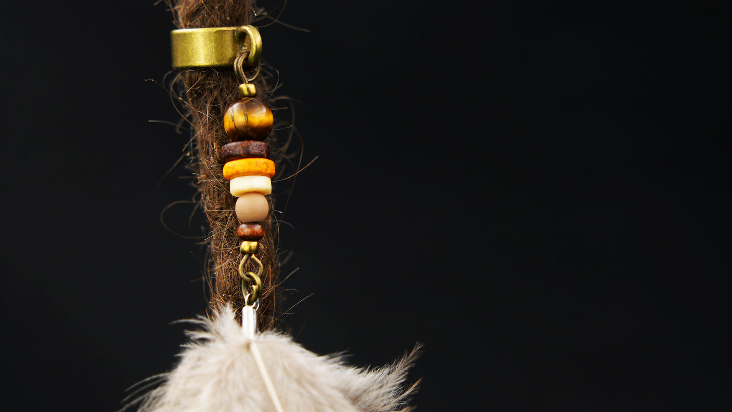 Feder Dread Anhänger Natur – Fasanenfeder mit Holzperlen | Boho Dreadschmuck