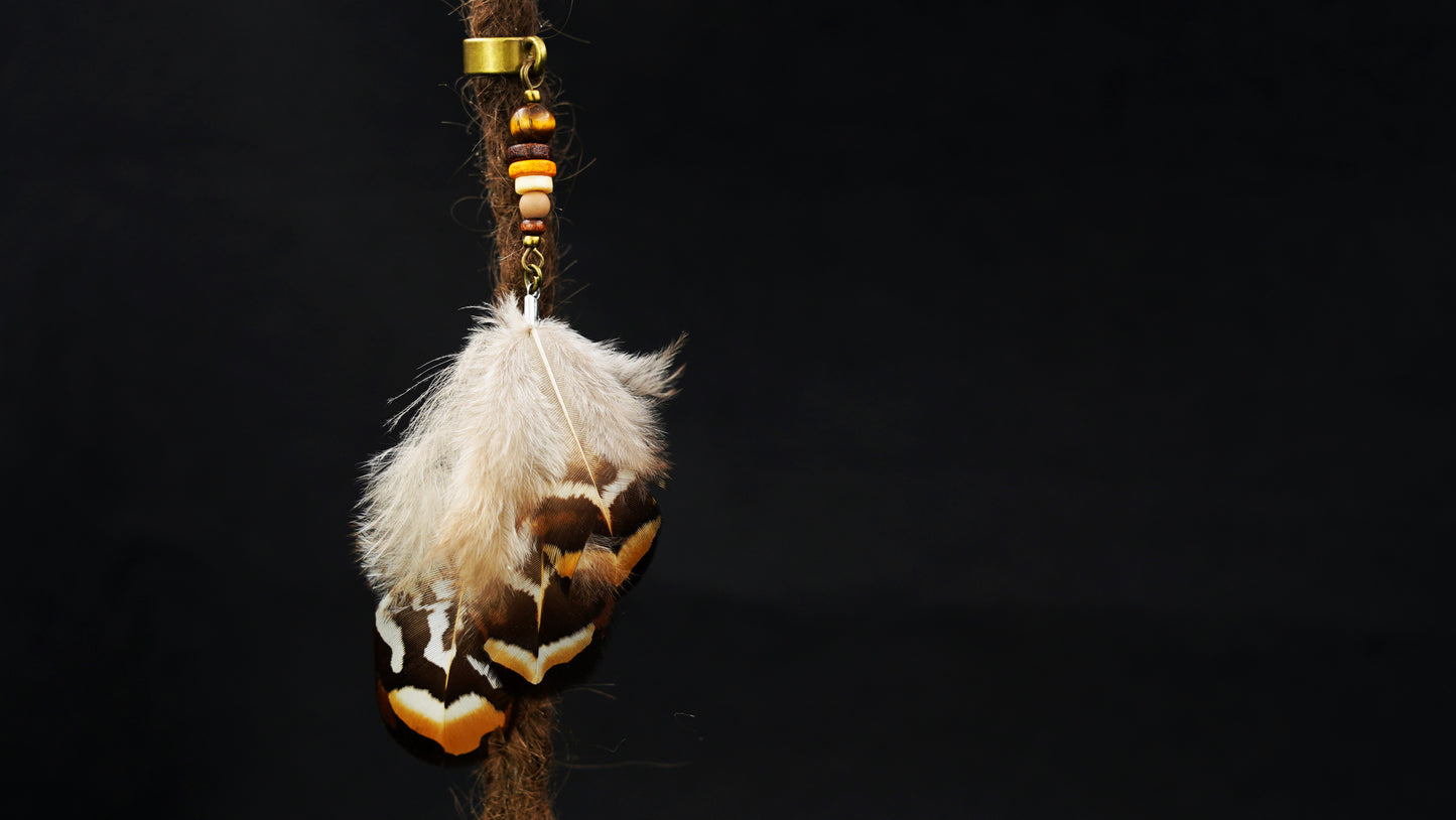 Feder Dread Anhänger Natur – Fasanenfeder mit Holzperlen | Boho Dreadschmuck