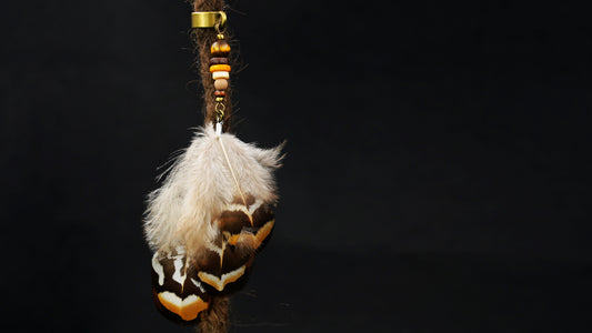 Feder Dread Anhänger Natur – Fasanenfeder mit Holzperlen | Boho Dreadschmuck