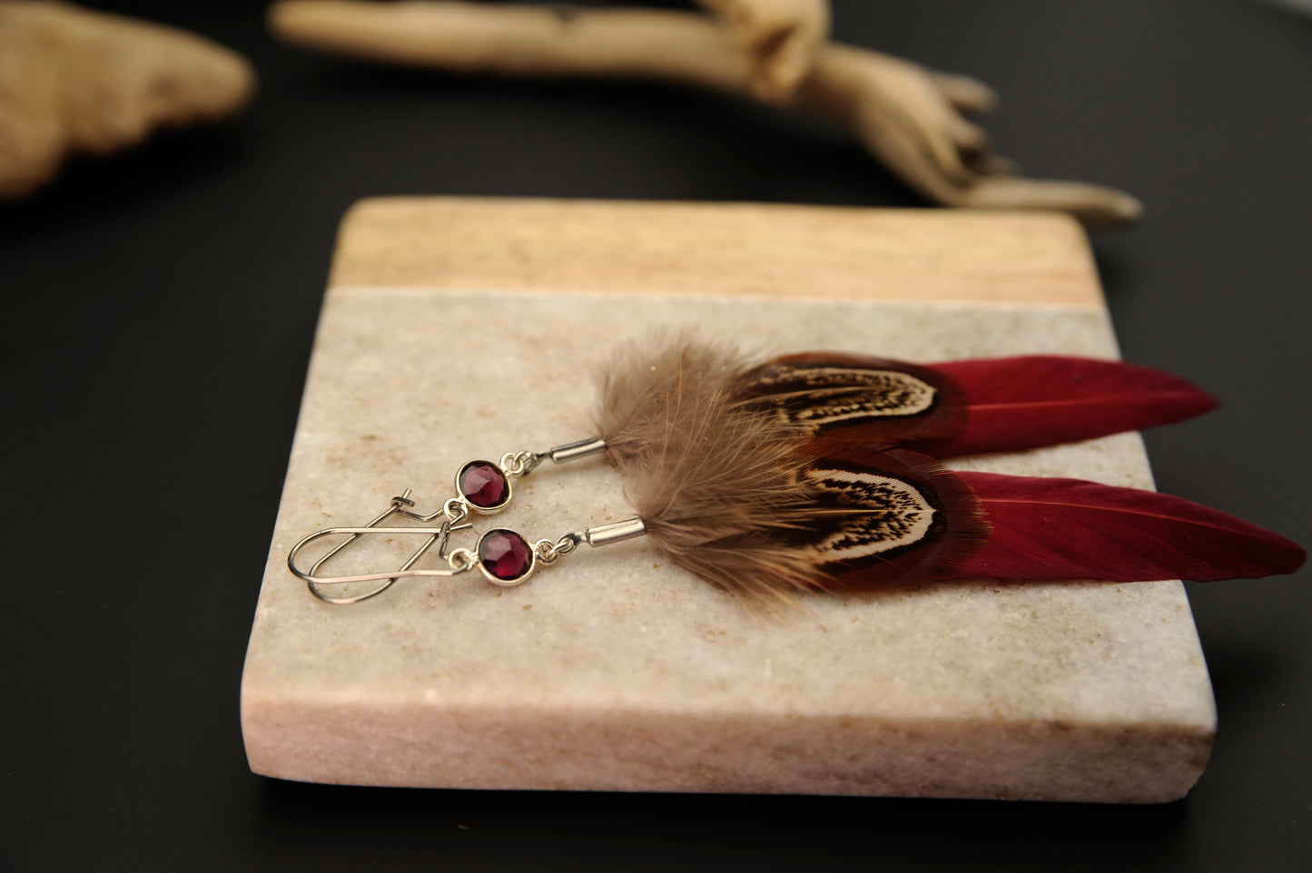 Feder Ohrringe mit Granat in Silber – Rote Gänsefeder, Wildfasan Rupffeder