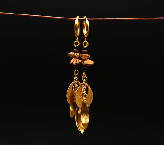 Golden Leaves – Ohrringe aus goldfarbenen Edelstahl Blättern mit Betelnuss- & Holzdetails