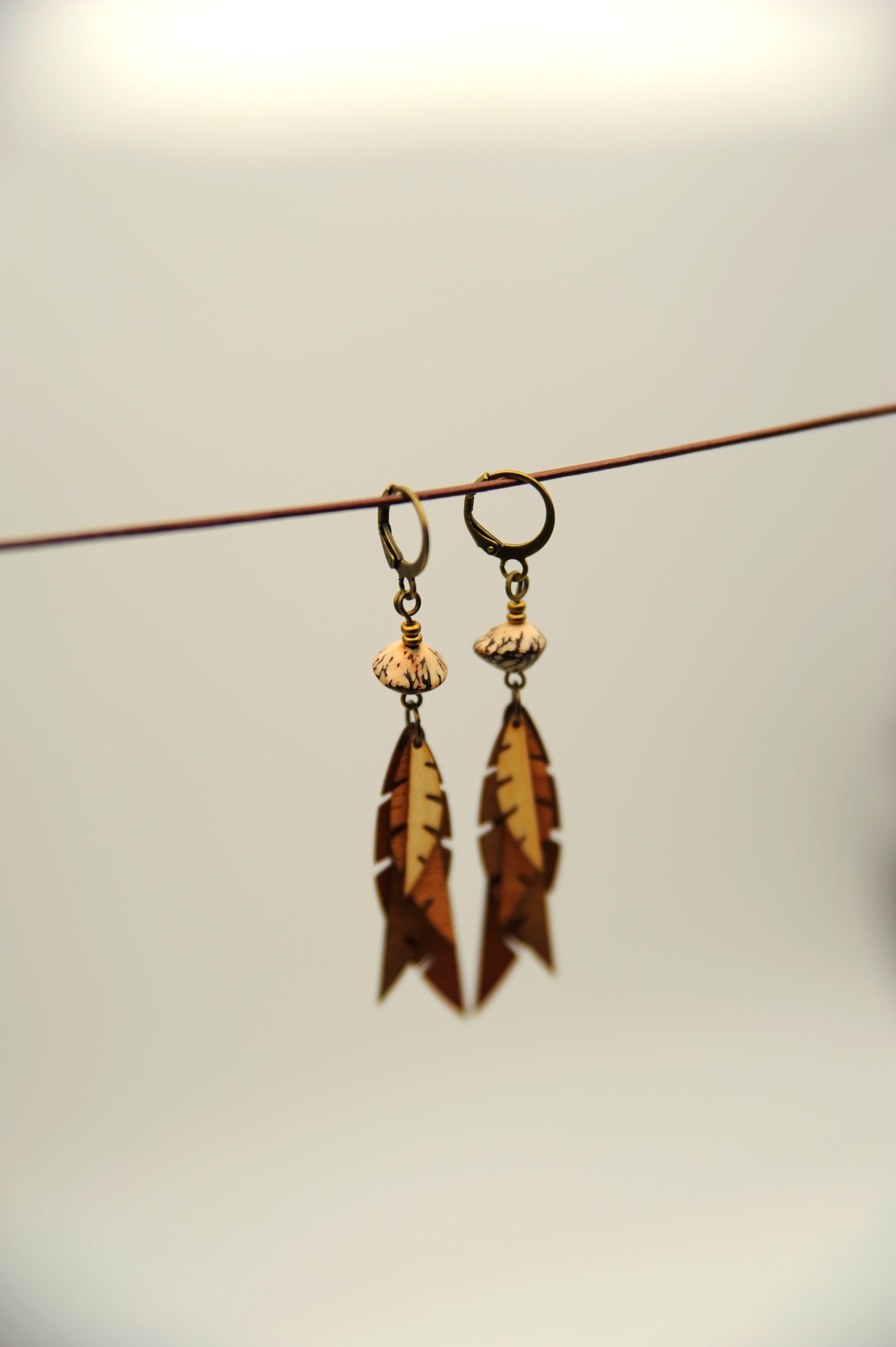 Ohrringe Blättertanz – Vierfaches Holz & Betelnuss