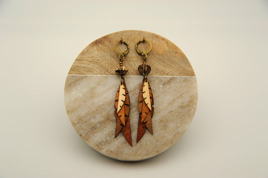 Ohrringe Blättertanz – Vierfaches Holz & Betelnuss