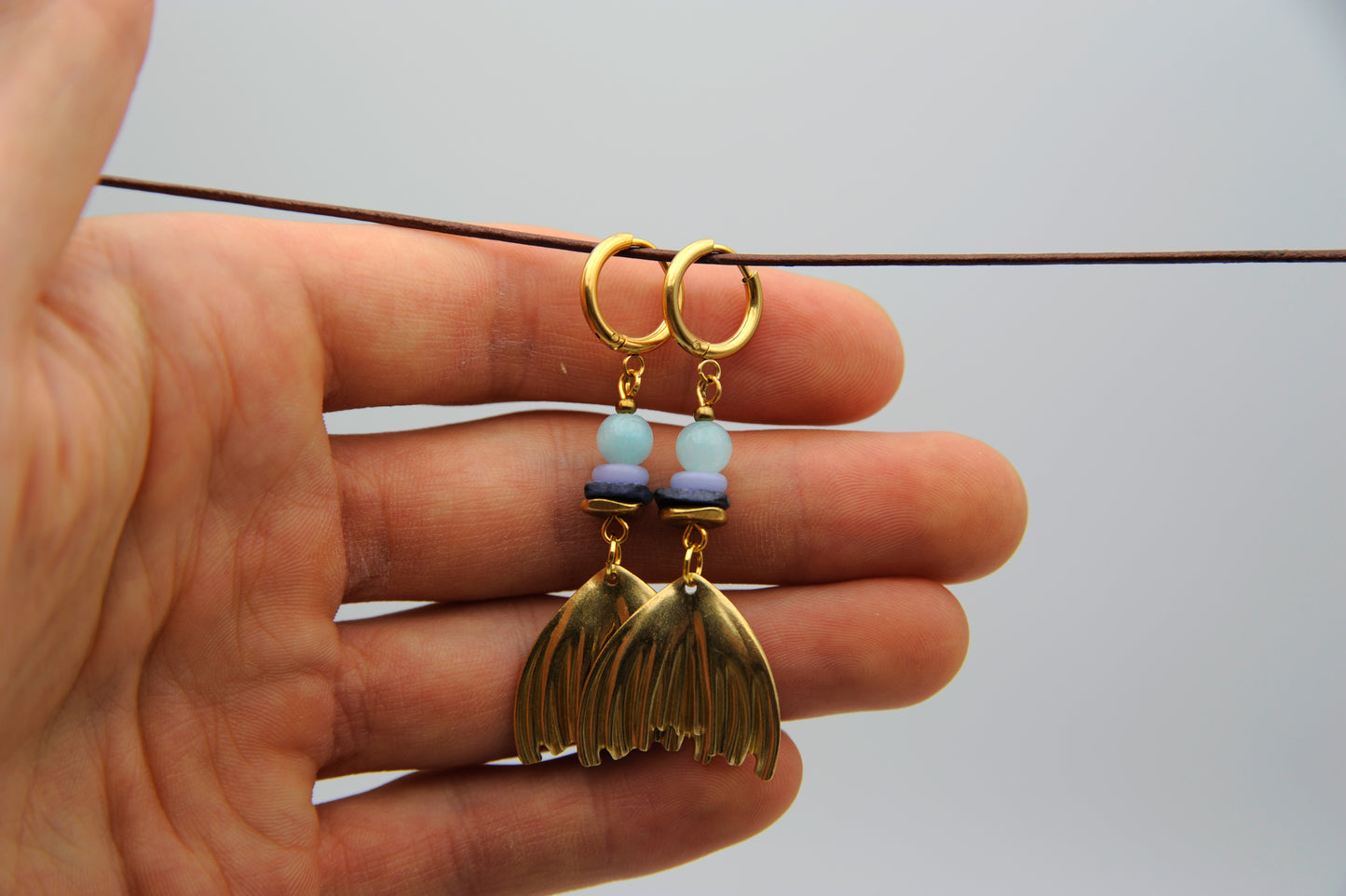 Ocean Spirit – Ohrringe mit Aquamarin & goldenen Flossenformen