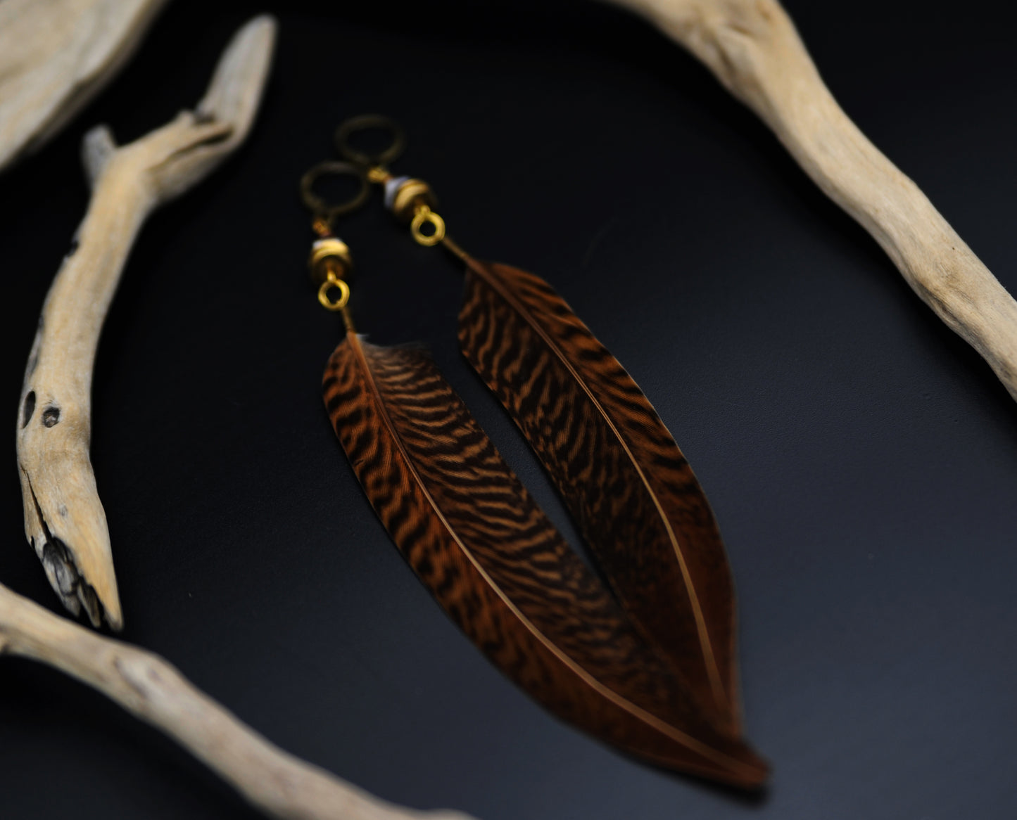 Federohrringe Goldfasan – Boho Schmuck, handgemacht, 13–15 cm, ultraleicht