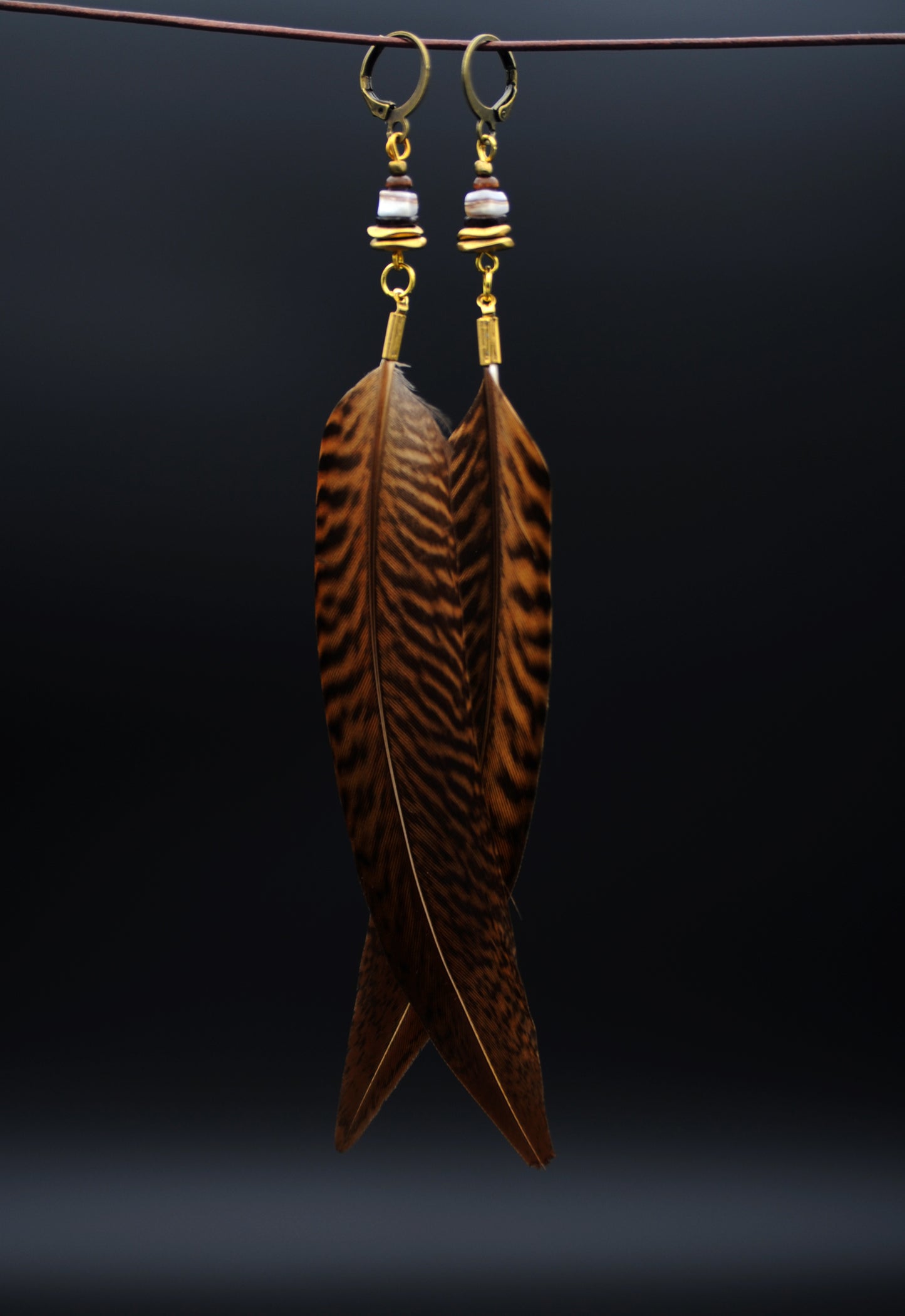 Federohrringe Goldfasan – Boho Schmuck, handgemacht, 13–15 cm, ultraleicht