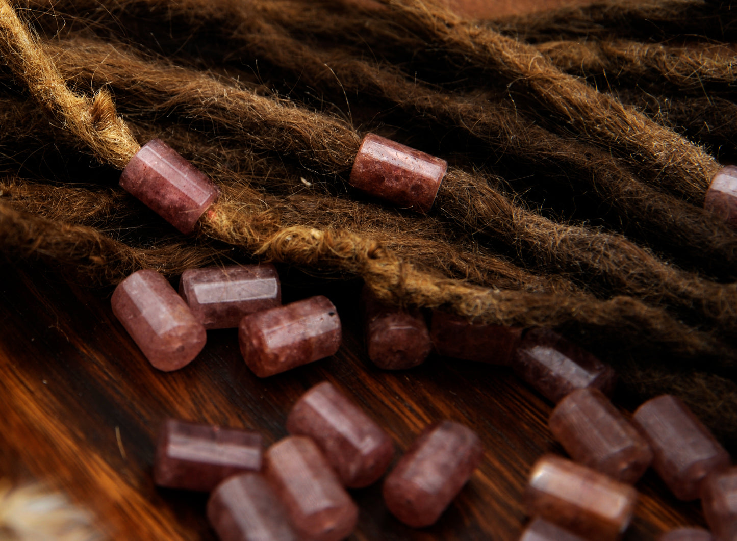 Erdbeerquarz Dreadlockperlen – Tube (2er-Set)