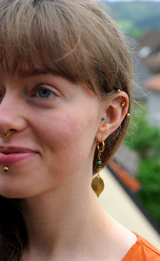 Verdant Leaf – Ohrringe mit goldenen Blättern & grüner Türkisperle